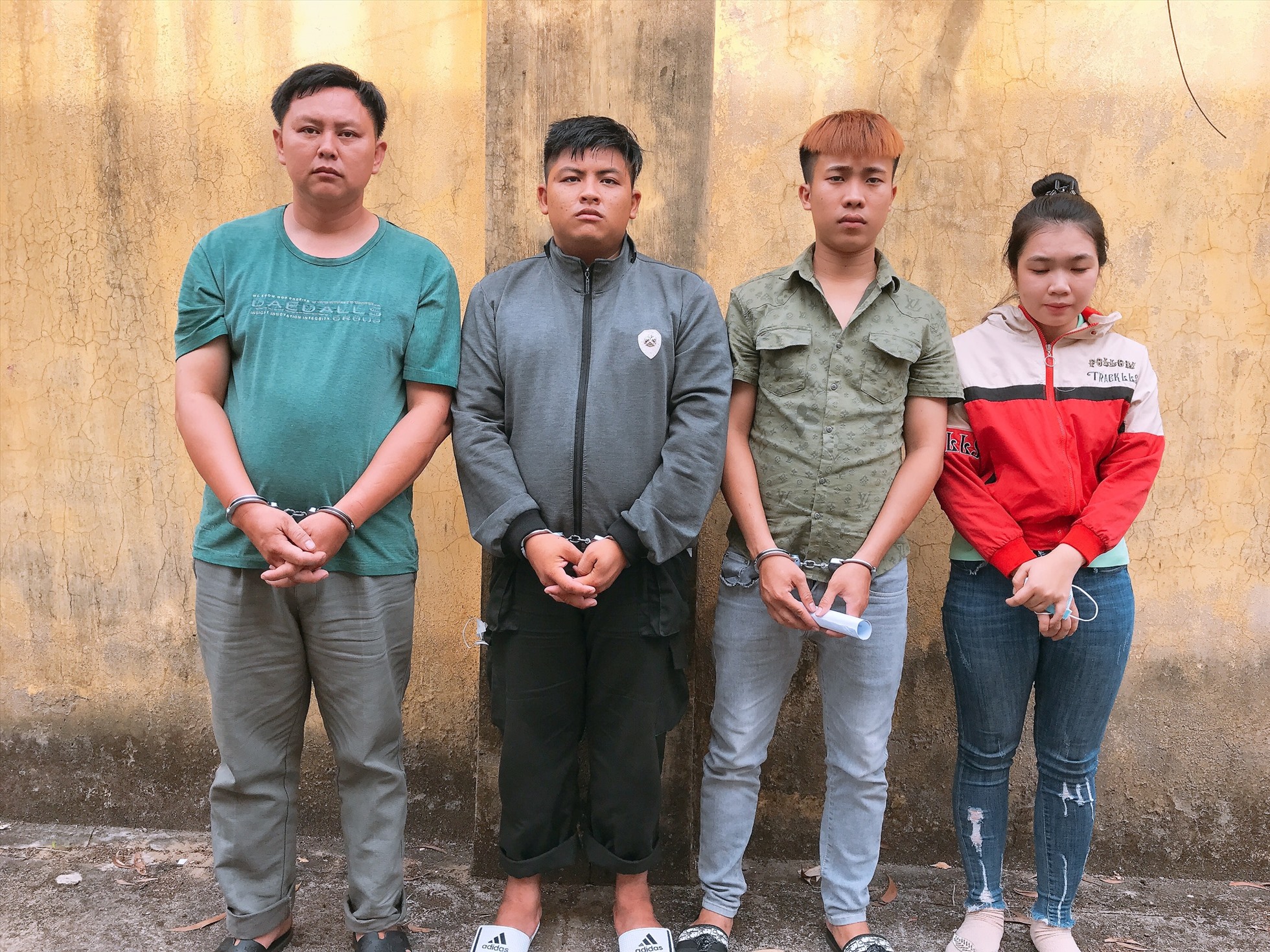 4 đối tượng bị Công an huyện Tân Phước tạm giữ hình sự về hành vi bắt giữ . Ảnh: Công an cung cấp.