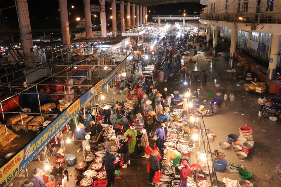 Mỗi ngày tại chợ hải sản Thọ Quang (TP Đà Nẵng) tiêu thụ khoảng 70 đến 100 tấn hải sản tính cả số lượng cá đông lạnh, hải sản từ các nơi đổ về.