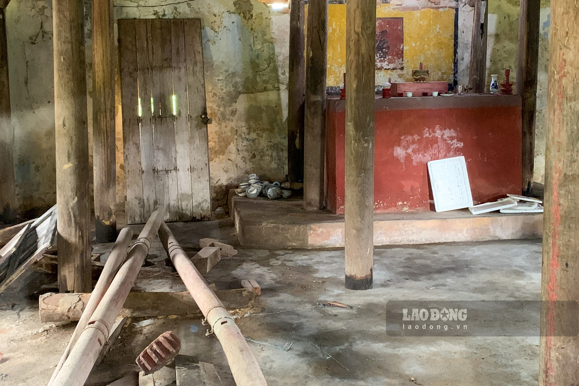 Đây là hình ảnh bên trong một ngôi miếu thờ tại Võ Thánh Miếu