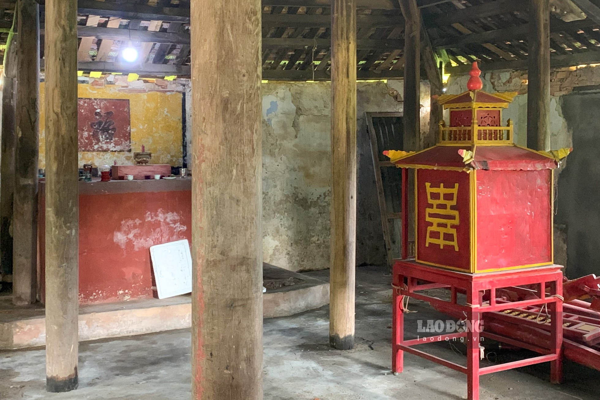 Đây là hình ảnh bên trong một ngôi miếu thờ tại Võ Thánh Miếu