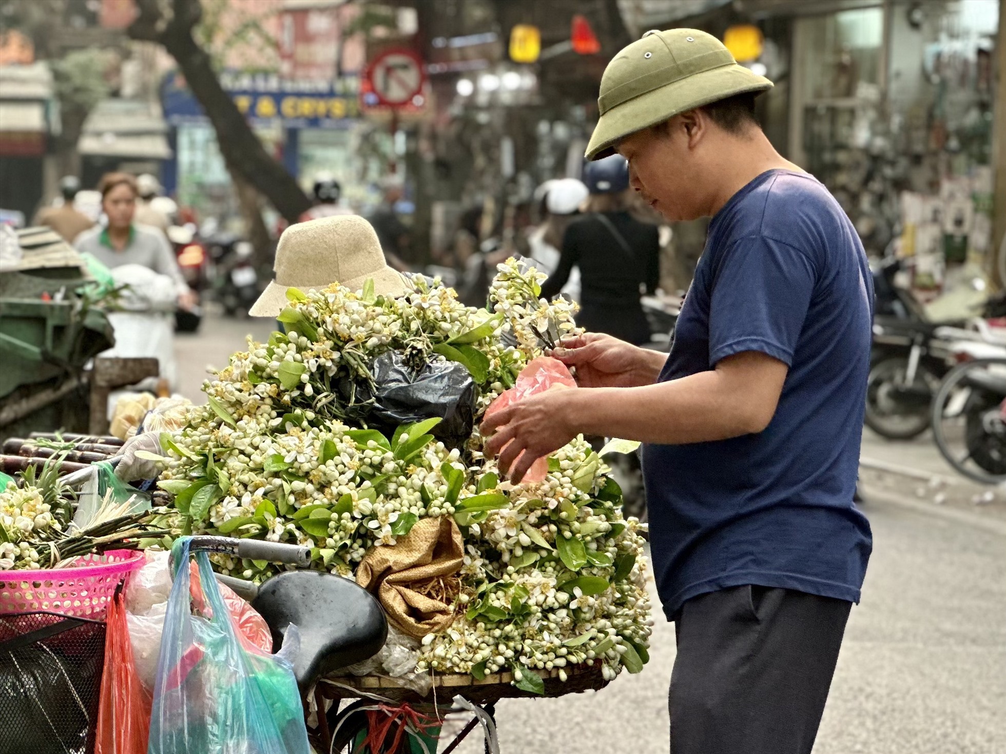 Hoa bưởi được bày bán trên các các phố của Hà Nội. Ảnh: Cam Ly