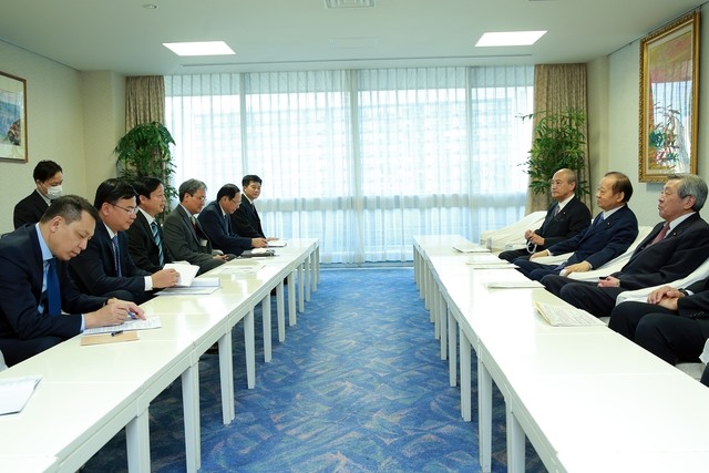 Chủ tịch Nikai Toshihiro khẳng định, Liên minh nghị sĩ hữu nghị Nhật - Việt sẽ nỗ lực hết sức để thúc đẩy quan hệ hợp tác hai nước phát triển thực chất hơn. Ảnh: VGP