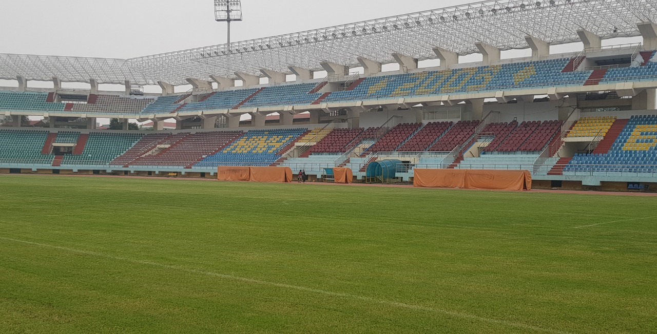 Sân vận động Ninh Bình đang được đầu tư cải tạo lại. Ảnh: Diệu Anh