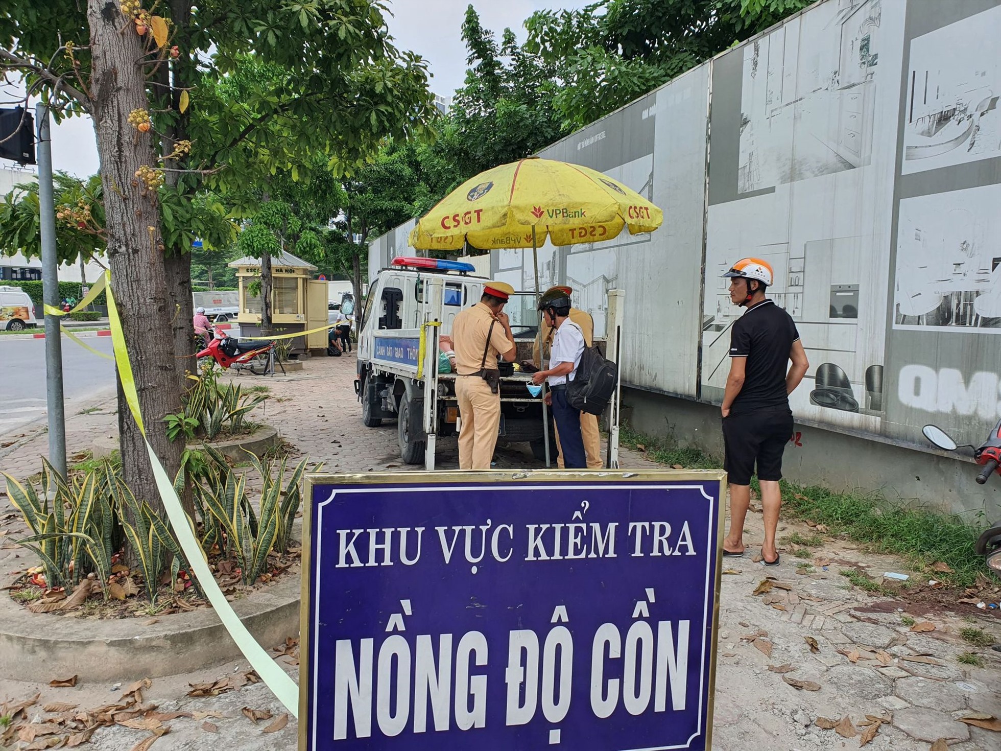 Chốt kiểm tra nồng độ cồn tại đường Tố Hữu, Hà Nội. Ảnh: Văn Huế