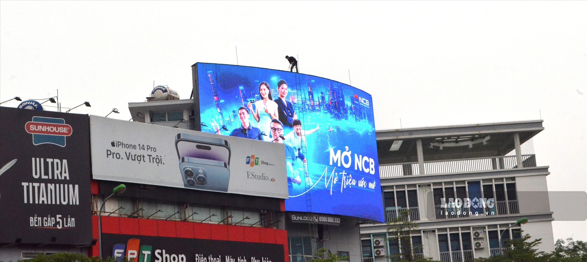 Một biển quảng cáo màn hình LED cỡ lớn đặt trên phố Đông Các (quận Đống Đa).