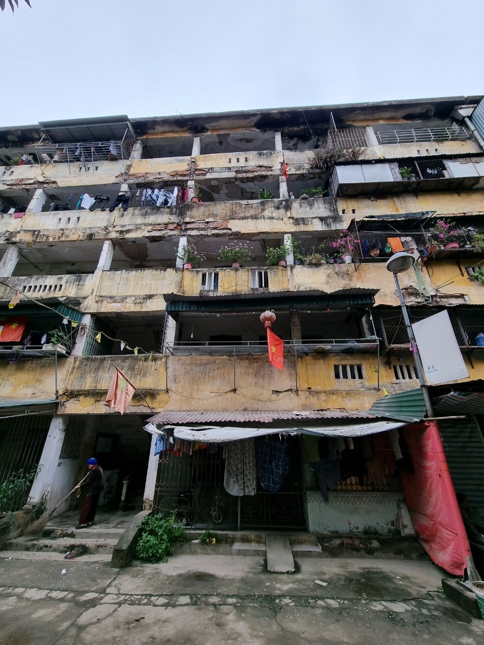 Người dân bất an khi vẫn phải sống trong những chung cư cũ nát giữa trung tâm TP Vinh. Ảnh: Quang Đại