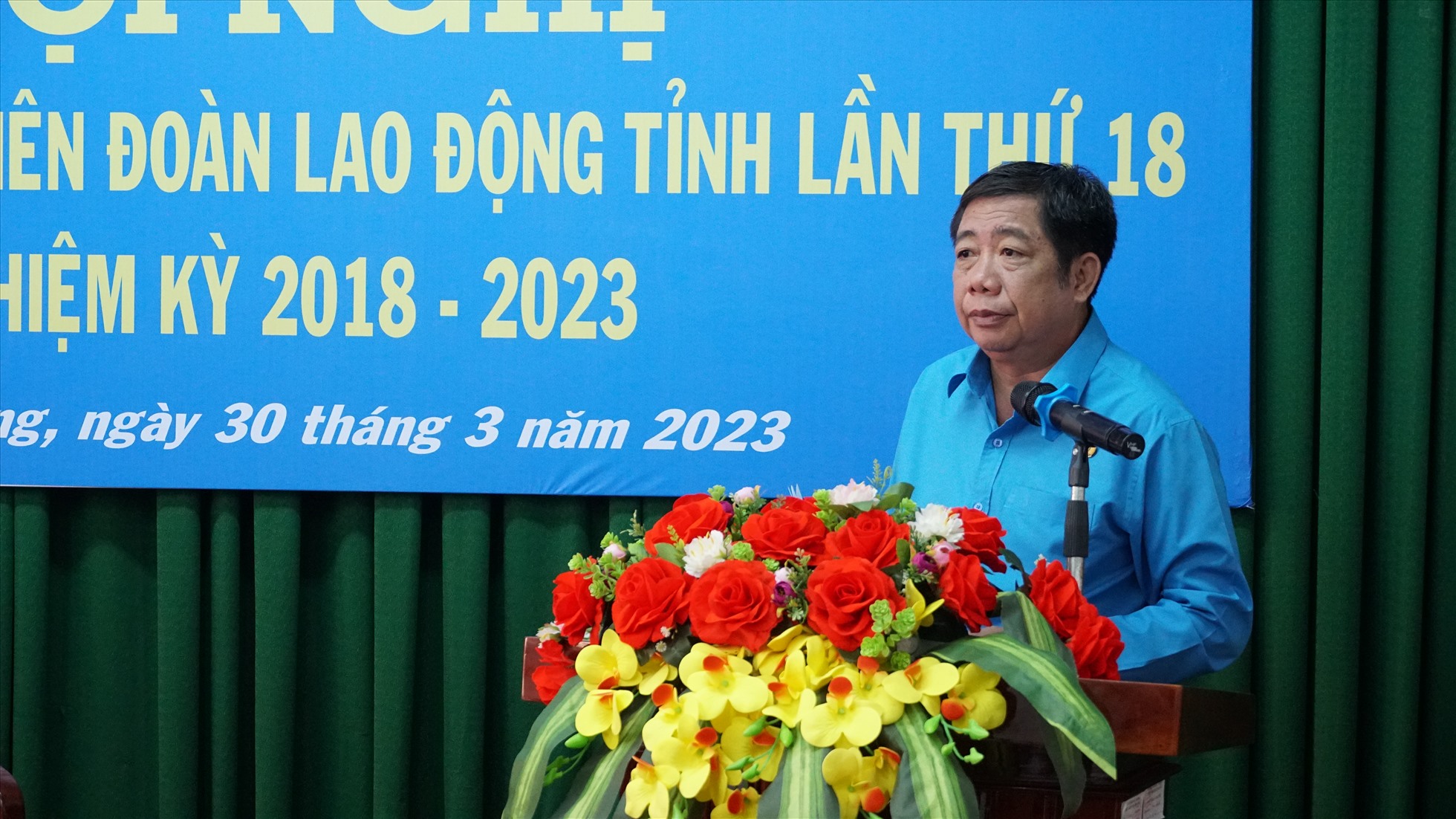 Đồng chí Nguyễn Thanh Sơn - Chủ tịch LĐLĐ tỉnh gợi ý thảo luận các vấn đề trọng tâm. Ảnh: Anh Khoa