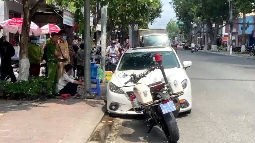 Lực lượng Công an tỉnh Tiền Giang phối hợp với lực lượng Công an tỉnh Trà Vinh bắt giữ tài xế. Ảnh: Thành Nhân