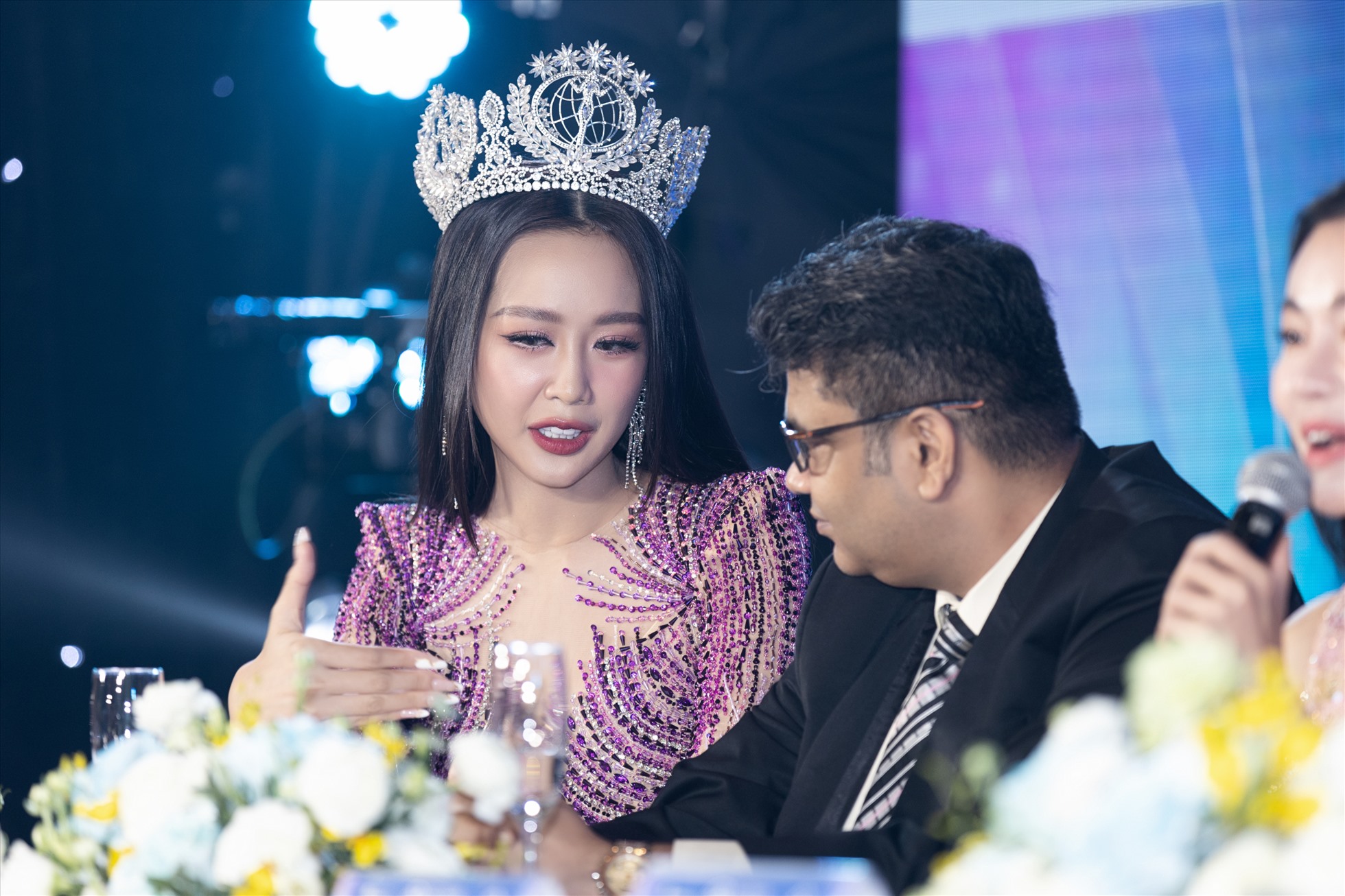Hoa hậu Bảo Ngọc liên tục phiên dịch cho vị khách mời người Ấn Độ. Ảnh: Sen Vàng.