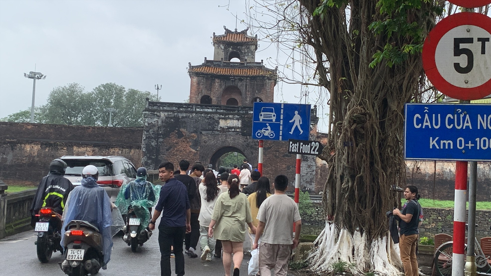 Cuộc thi thiết kế cầu đi bộ vượt qua Hộ Thành hào nối Thượng thành nhằm giải phóng áp lực giao thông cho khu vực cửa Ngăn. Ảnh: Tường Minh