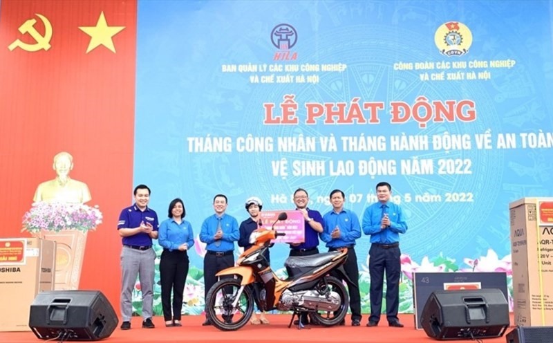 Công đoàn Các khu công nghiệp và chế xuất Hà Nội tặng quà bốc thăm trúng thưởng cho công nhân tại Lễ phát động Tháng Công nhân và Tháng Hành động về An toàn vệ sinh lao động năm 2022. Ảnh: Kiều Vũ