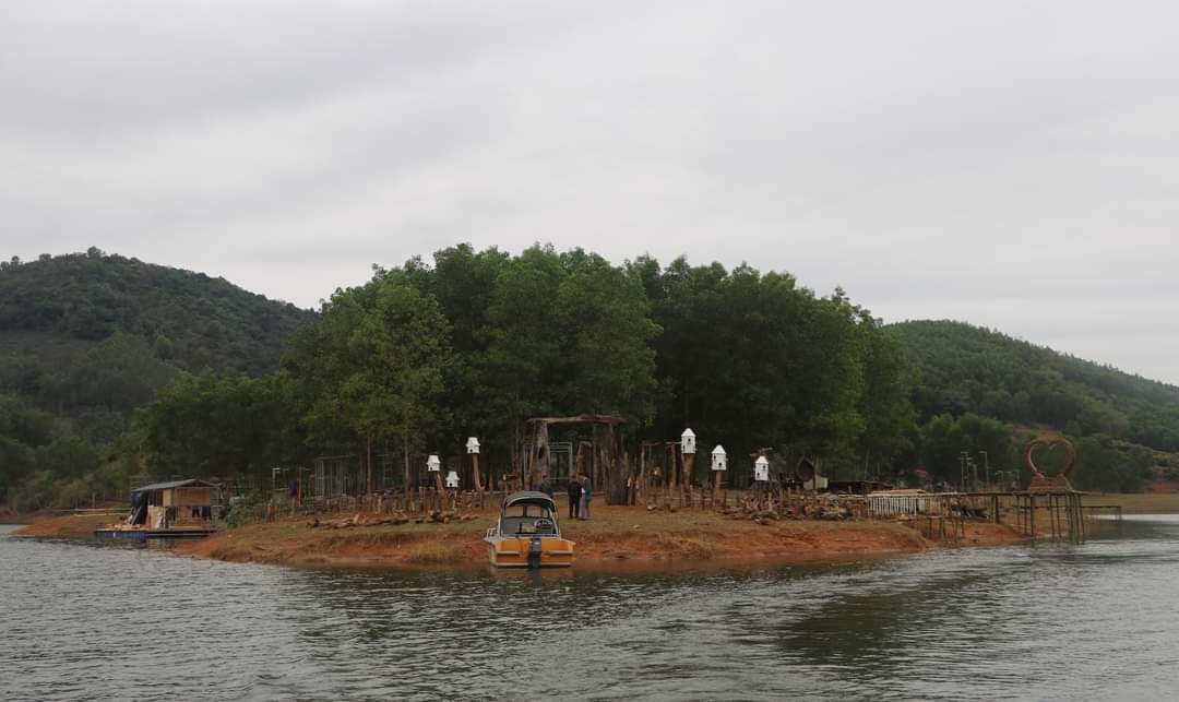 Công trình xây dựng trái phép nằm trong khu vực đảo nổi, thôn Đồng Mậm, xã Sơn Hải. Ảnh: Nguyễn Kế