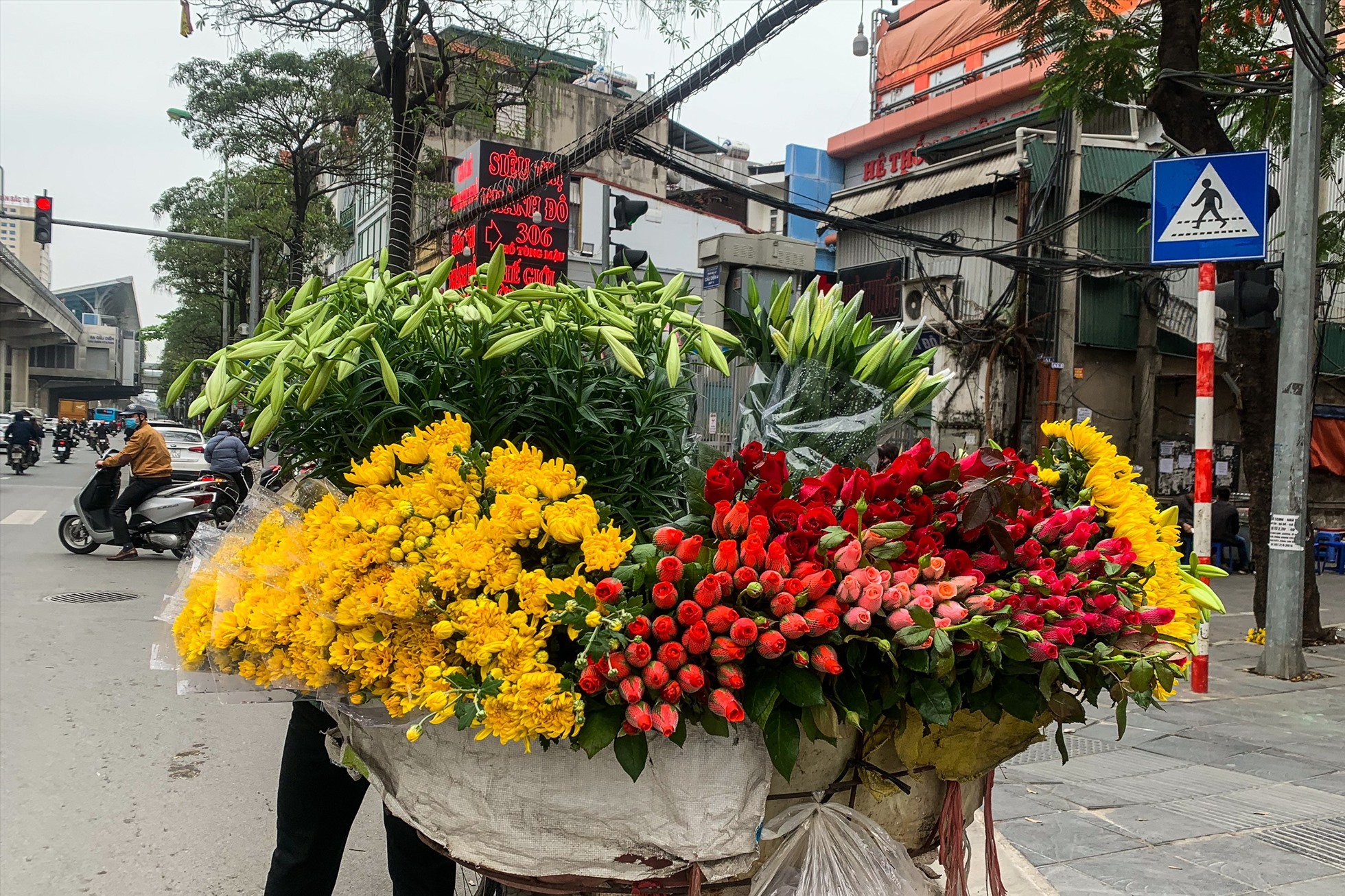 Tại khu vực nội thành, hoa loa kèn được bán nhiều trên phố Thụy Khuê, Cầu Diễn, Mai Xuân Thưởng, Phan Đình Phùng...
