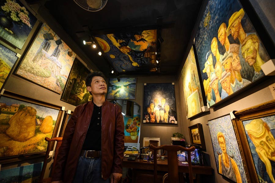 Họa sĩ Zhao Xiaoyong trong xưởng vẽ ở làng Dafen. Ông nổi tiếng với việc chép tranh của danh họa Van Goghs. Ảnh: Xinhua