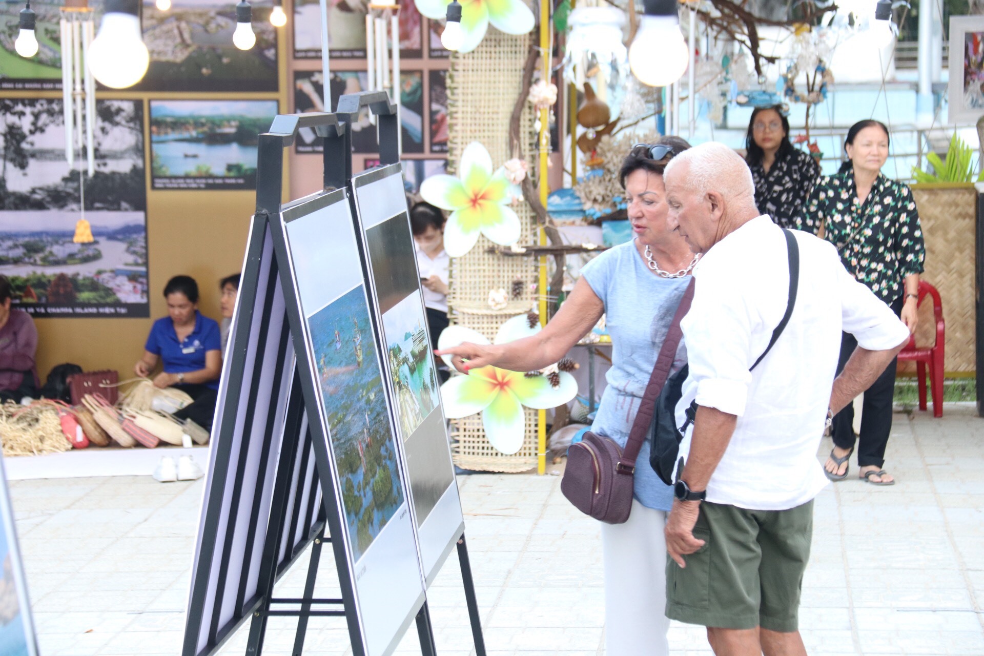 Với không gian trưng bày đặc sắc, triển lãm thu hút đông người dân và du khách tham quan. Ảnh: Phương Linh