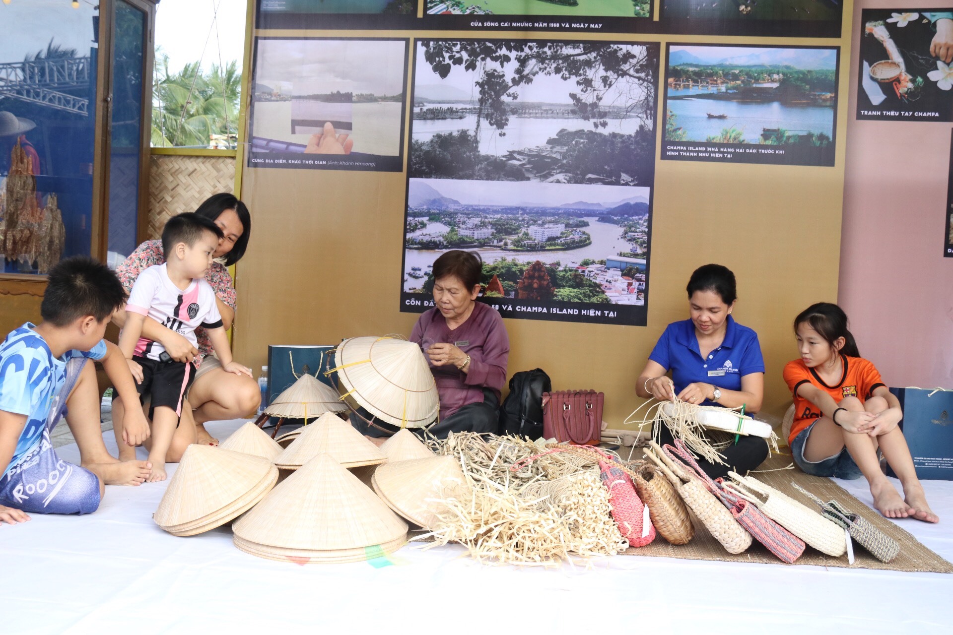 Với không gian trưng bày đặc sắc, triển lãm thu hút đông người dân và du khách tham quan. Ảnh: Phương Linh