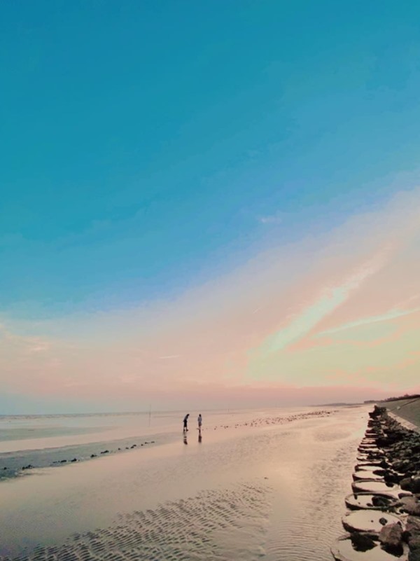 Ngắm hoàng hôn trên biển Quất Lâm.