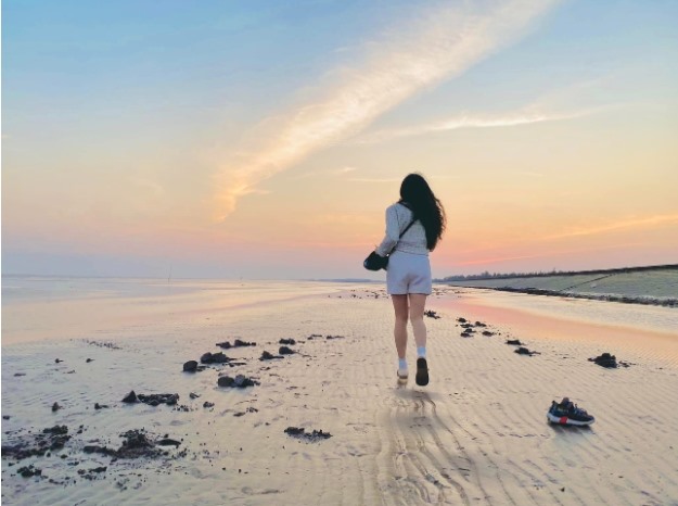 Ngắm Hoàng hôn trên biển là khoảnh khắc yên bình mà ai cũng muốn được trải nghiệm.