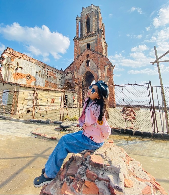 Nhà thờ đổ Hải Lý là địa điểm thu hút nhiều du khách ghé thăm.