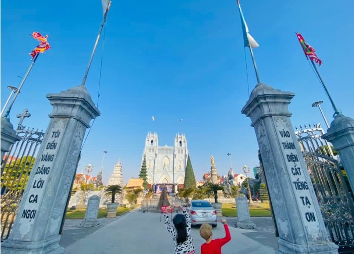 Từ ngoài cổng nhìn vào Vương cung thánh đường Phú Nhai.
