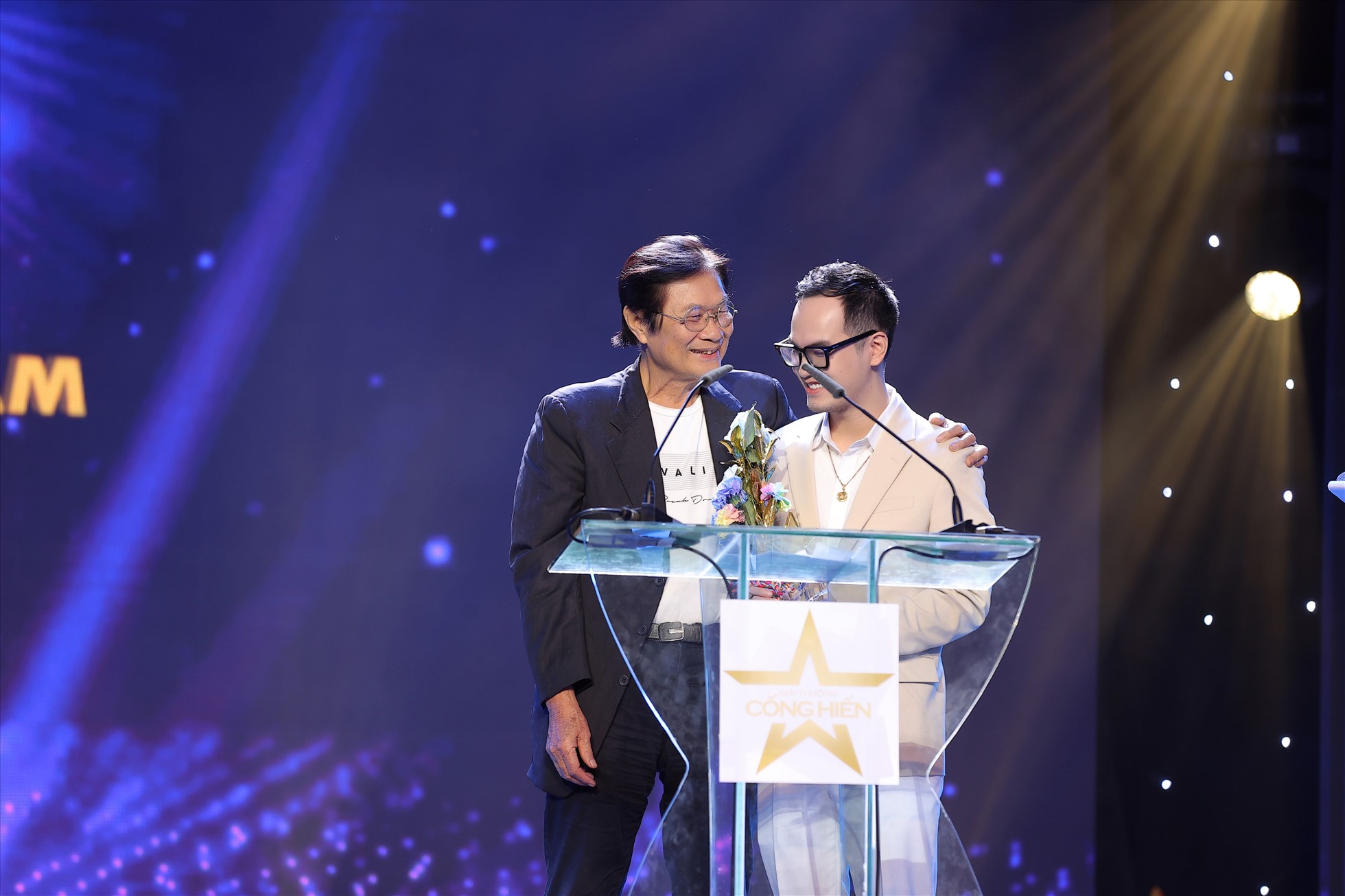 Khắc Hưng vừa có giải thưởng riêng vừa lên nhận giải thay ca sĩ Mỹ Tâm. Ảnh: Ban tổ chức.