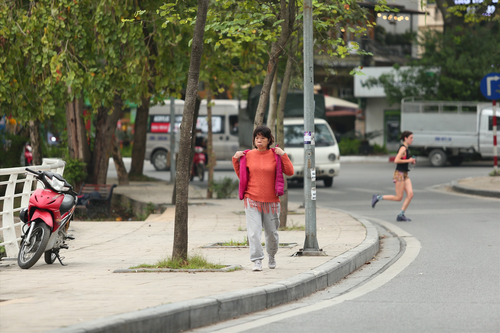 Vỉa hè trên phố Nguyễn Đình Thi thông thoáng cho người đi bộ. Ảnh: Vĩnh Hoàng