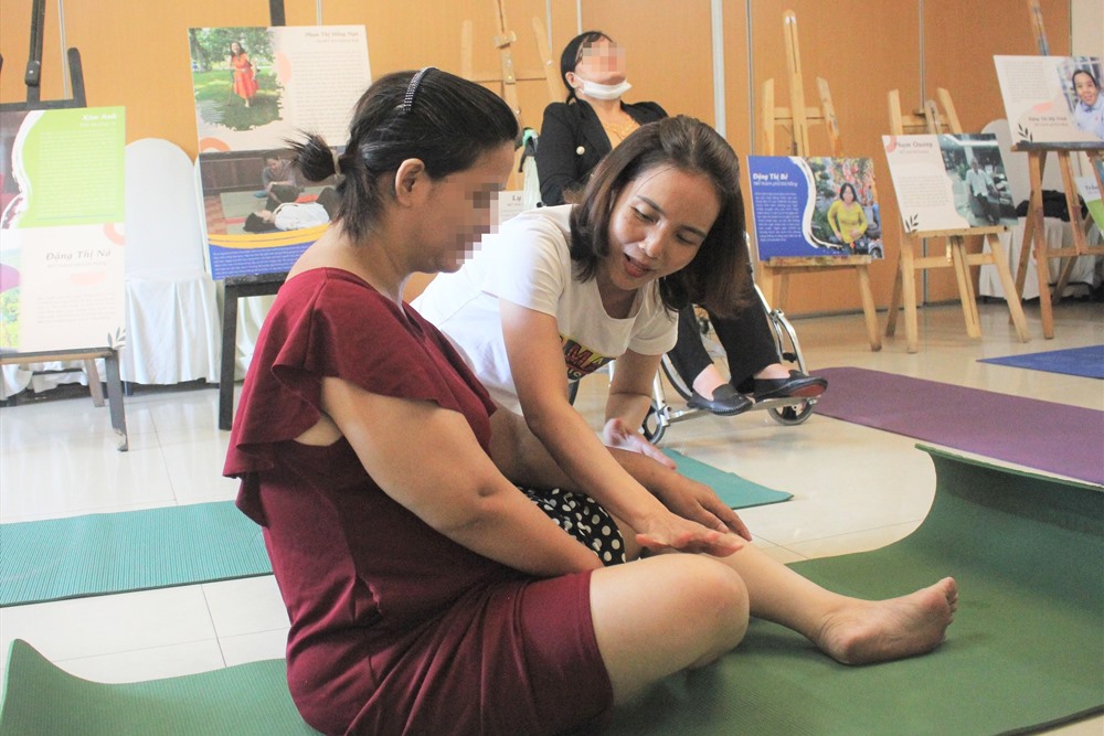 Người khuyết tật tham gia lớp học yoga điều trị bệnh do Trung tâm Nghiên cứu và hòa nhập cộng đồng tổ chức. Ảnh: Mai Hương