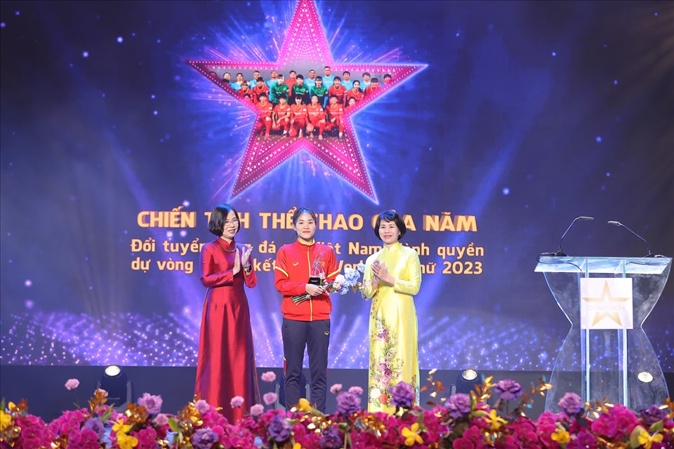 Giải thưởng Chiến tích thể thao của năm thuộc về đội tuyển bóng đá nữ Việt Nam sau kì tích giành vé tham dự FIFA World Cup nữ 2023. Ảnh: Hải Trần