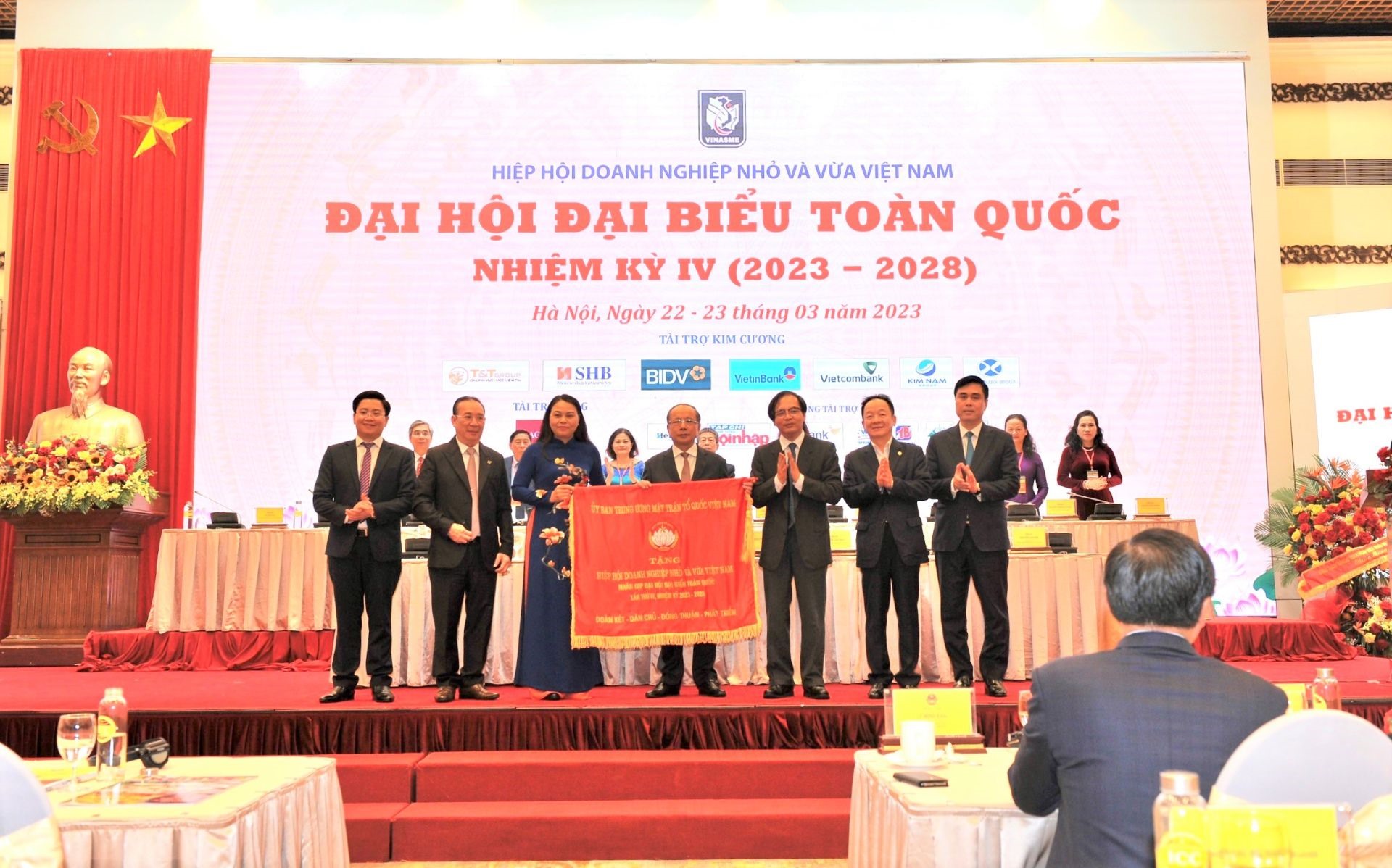 Ban Chấp hành Hiệp hội khóa IV nhận Cờ thi đua từ Ủy ban Trung ương Mặt trận Tổ quốc Việt Nam. Ảnh: SHB