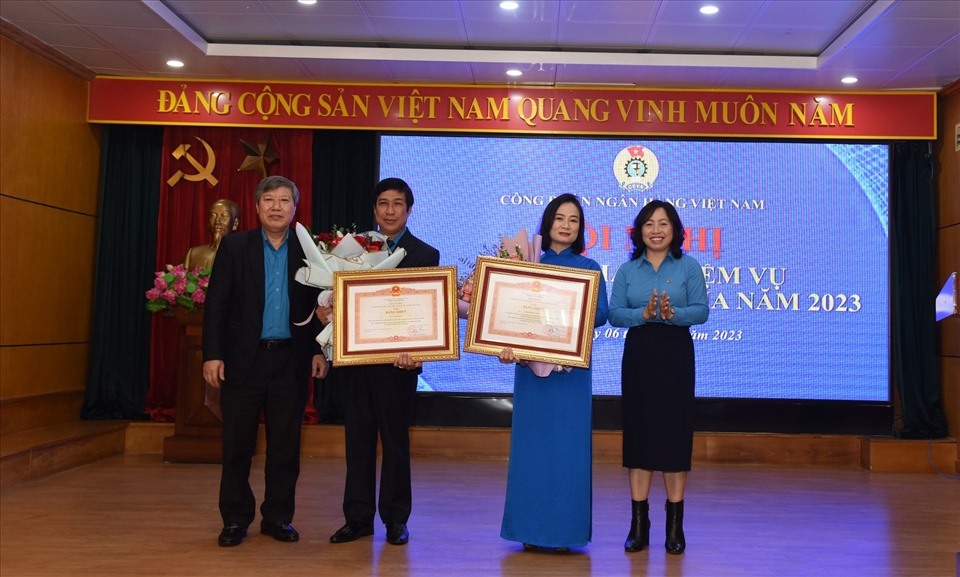 Phó Chủ tịch Tổng Liên đoàn Lao động Việt Nam Thái Thu Xương (ngoài cùng bên phải) trao khen thưởng tại Hội nghị triển khai công tác năm 2023 - năm kỷ niệm 30 năm thành lập Công đoàn Ngân hàng Việt Nam. Ảnh: Nguyễn Thu Trà