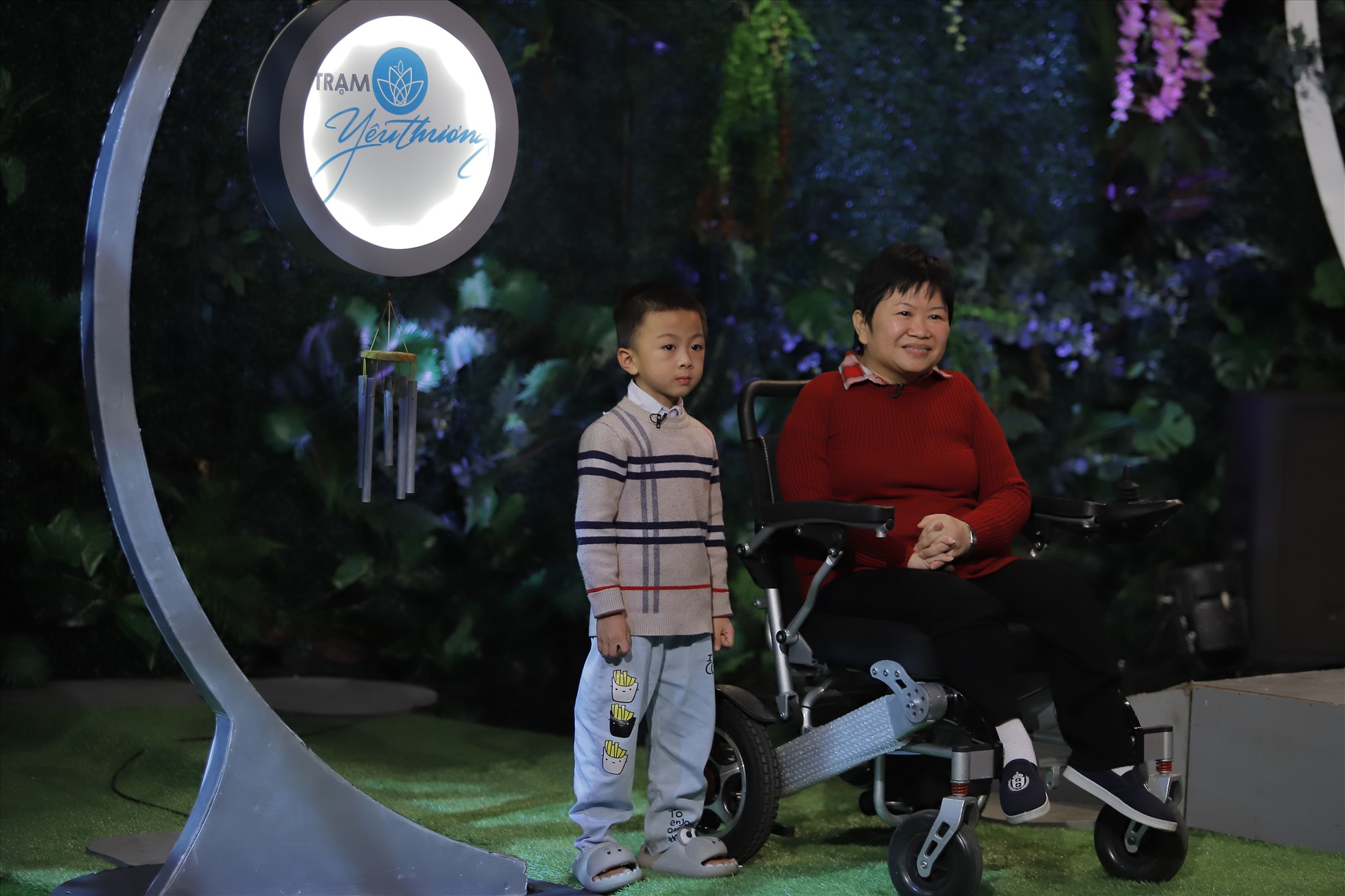 Nghị lực của người mẹ khuyết tật khiến nhiều khán giả xem chương trình không khỏi xúc động. Ảnh: VTV