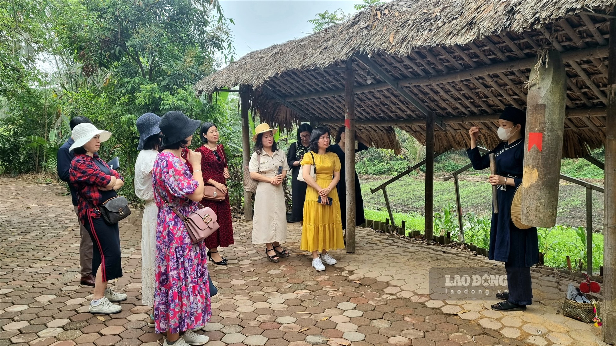 Du khách đến tham quan, trải nghiệm tại làng Thái Hải. Ảnh: Phùng Minh