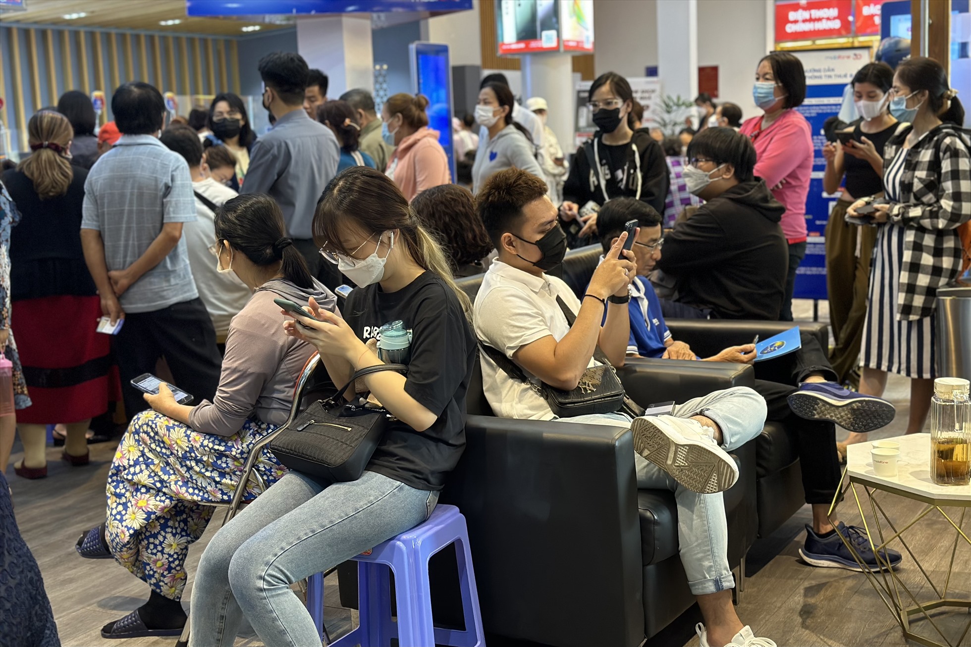 Ghi nhận trong sáng 31.3, tại cửa hàng MOBIFONE ở Quận 1, TP Hồ Chí Minh, hàng trăm người dân đã có mặt để bốc số chờ làm thủ tục chuẩn hoá thông tin thuê bao.