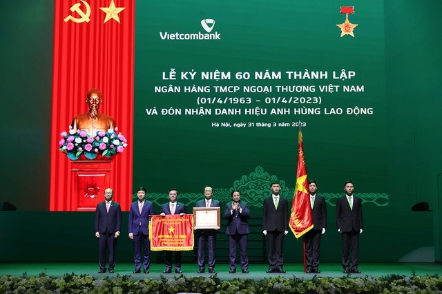 Thủ tướng Phạm Minh trao tặng ngân hàng Vietcombank danh hiệu Anh hùng Lao động. Ảnh: VGP