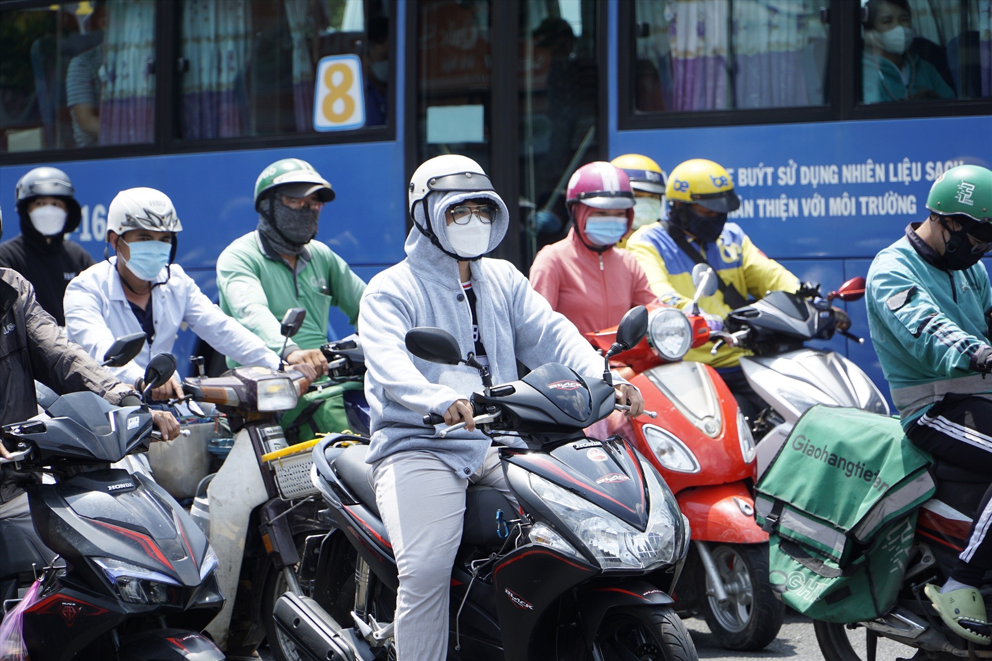 Người dân TP Hồ Chí Minh trùm kín mít khi ra đường vì nắng nóng. Ảnh: Anh Tú