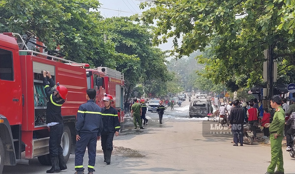 Sau đó ít phút, 2 xe cứu hỏa được điều đến hiện trường, tuy nhiên chiếc xe cứu thương đã bị cháy rụi hoàn toàn.