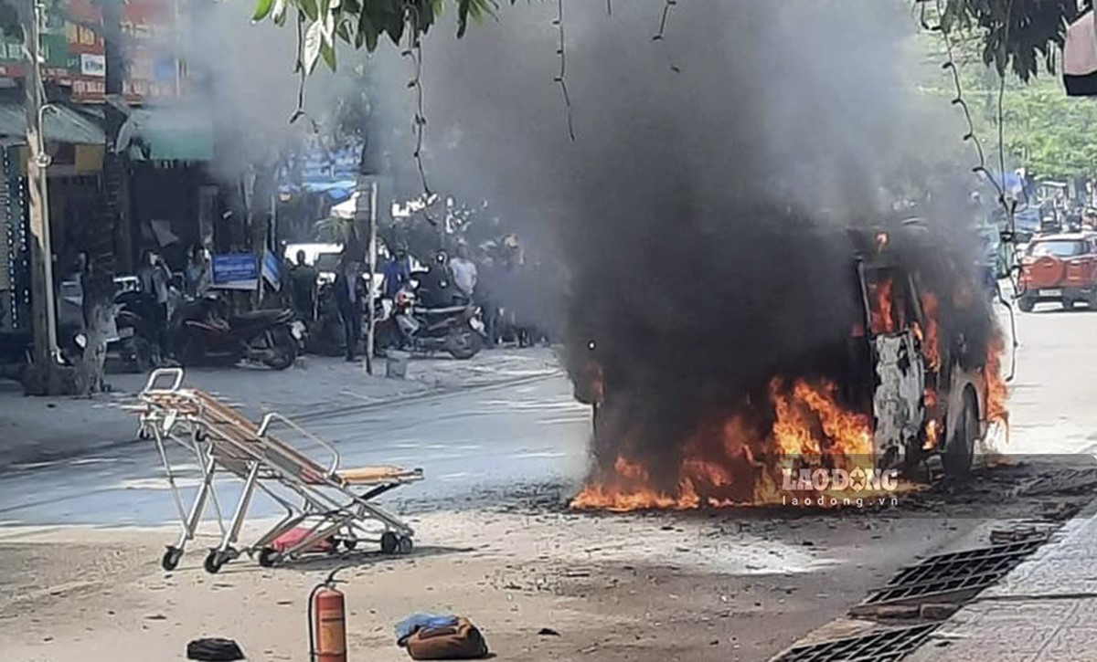 Sự việc xảy ra vào khoảng hơn 10h sáng nay (31.3), một chiếc xe cứu thương “0 đồng” chở bệnh nhân nặng miễn phí vừa ra khỏi cổng Bệnh viện đa khoa tỉnh Điện Biên thì bốc cháy dữ dội.