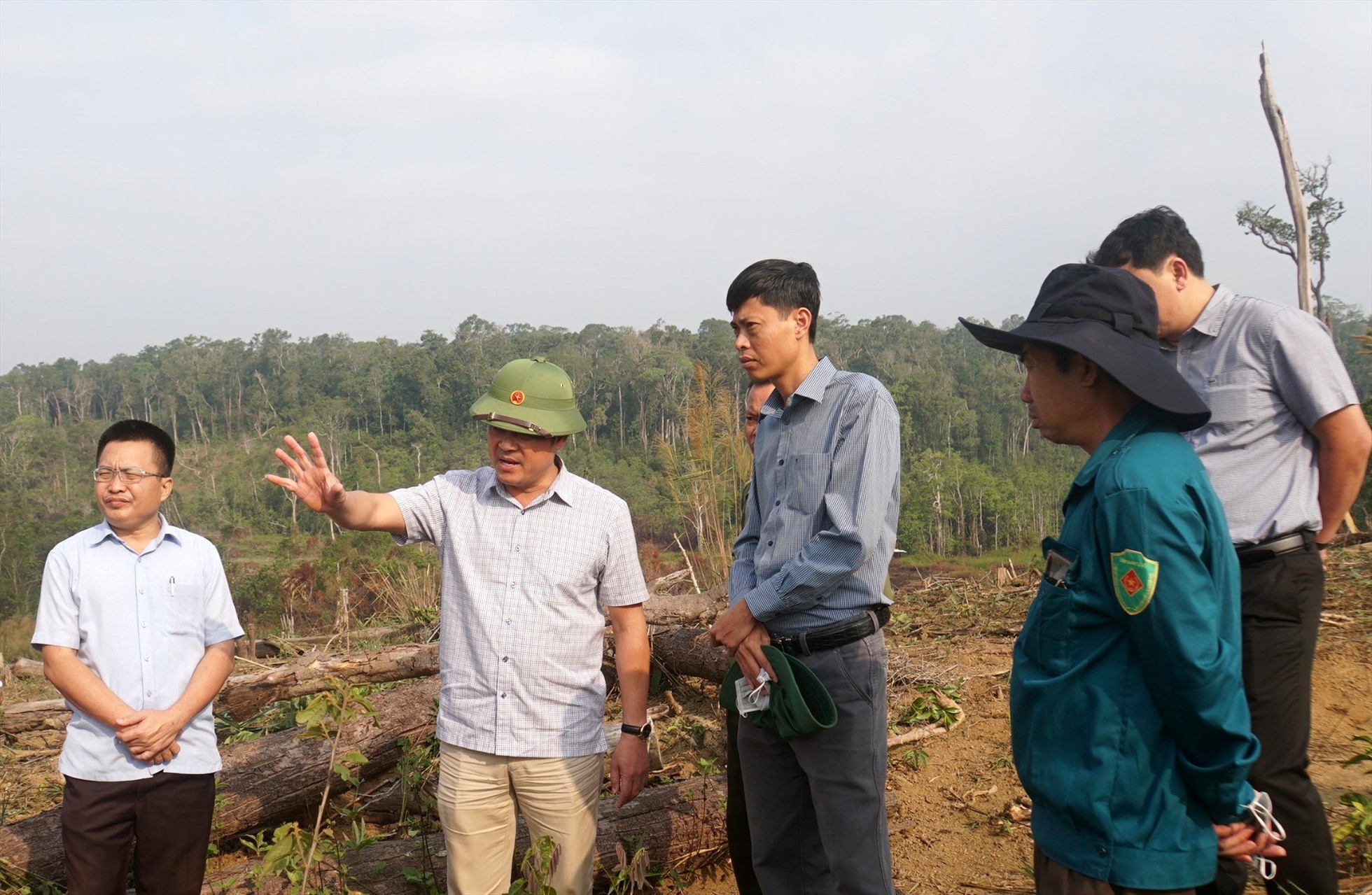 Phó Chủ tịch UBND tỉnh Đắk Nông Lê Trongh Yên chỉ đạo các ngành chức năng, địa phương cần kiên quyết xử lý tình trạng lấn chiếm làm nhà ở trái phép trên đất lâm nghiệp. Ảnh: Đức Hùng