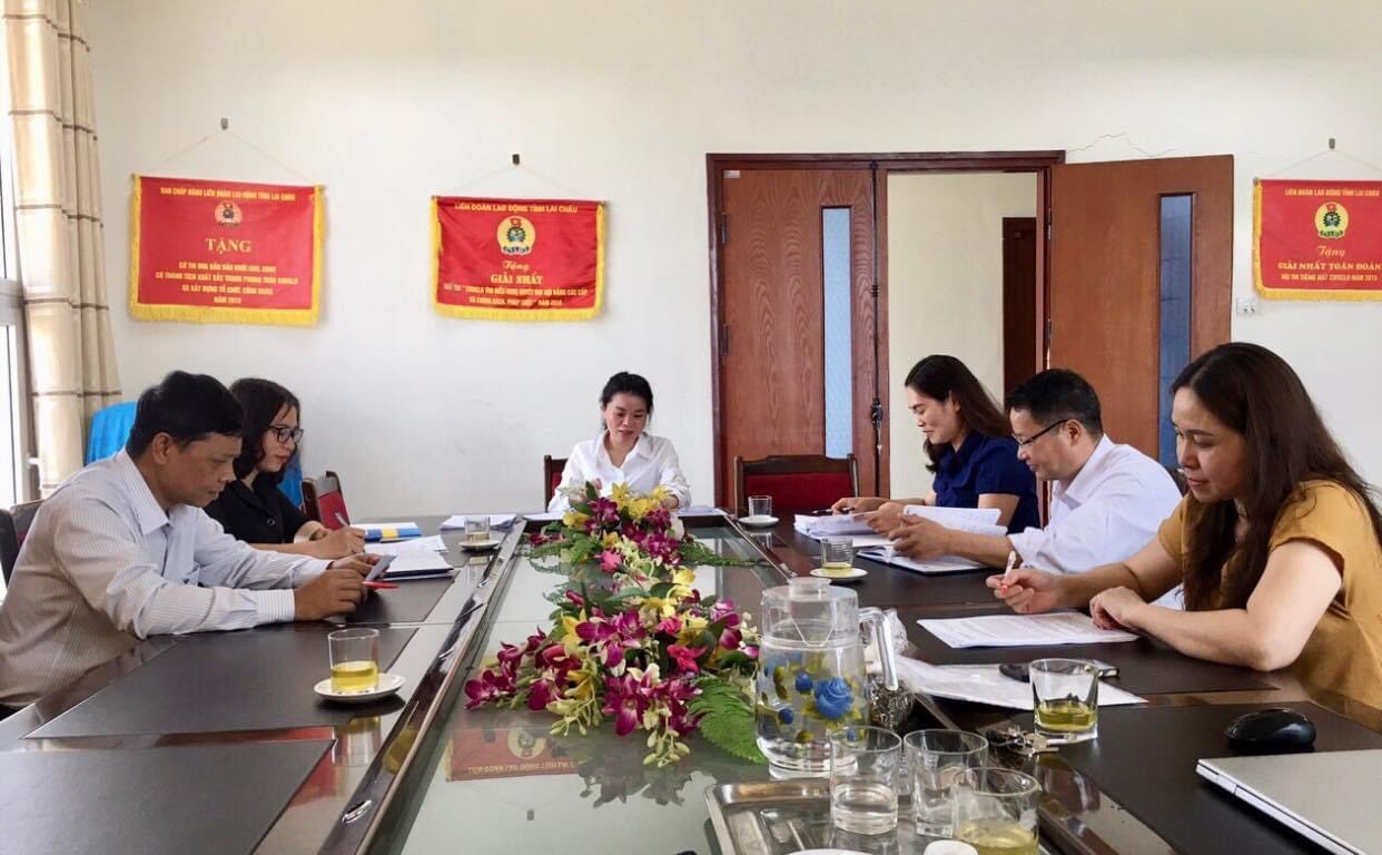 Thường trực Công đoàn Viên chức tỉnh Lai Châu hướng dẫn công đoàn cơ sở hoàn thiện văn kiện đại hội. Ảnh: Thảo Nguyên.