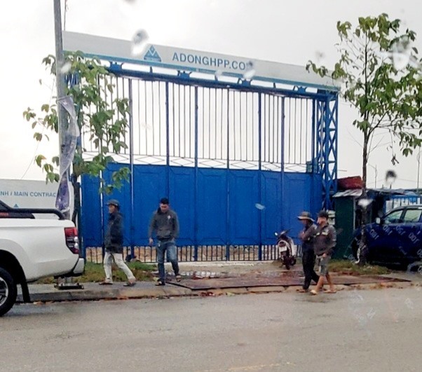 Nhiều công nhân, nhà cung cấp vật liệu tập trung trước công trường yêu cầu đơn vị thi công trụ sở Tòa án nhân dân Thừa Thiên Huế trả tiền (chụp thời điểm tháng 12.2022). Ảnh: Phúc Đạt.