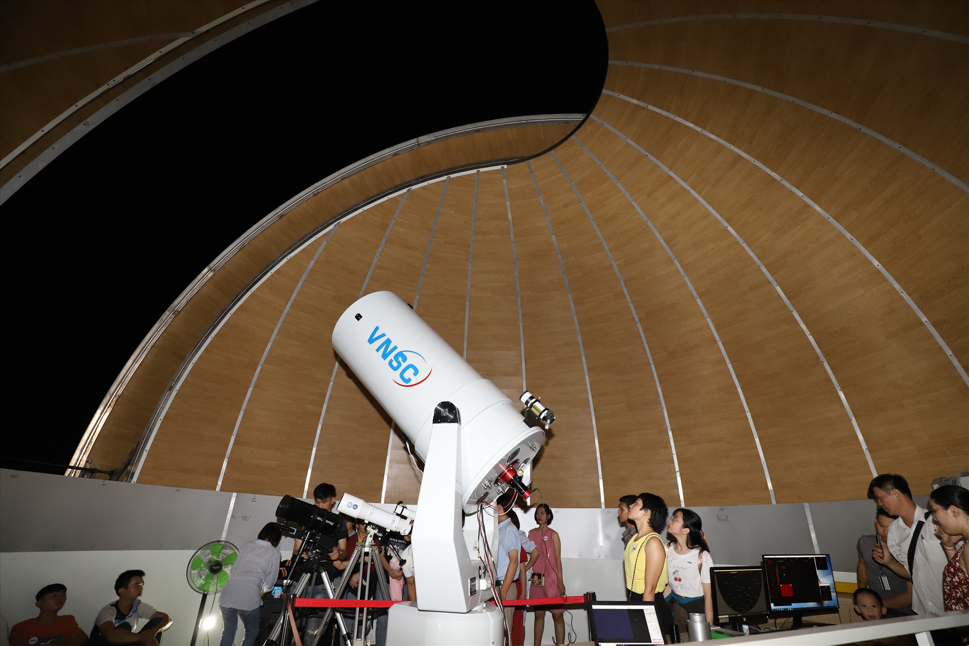 Kính thiên văn quang học của Đài Thiên văn Nha Trang.