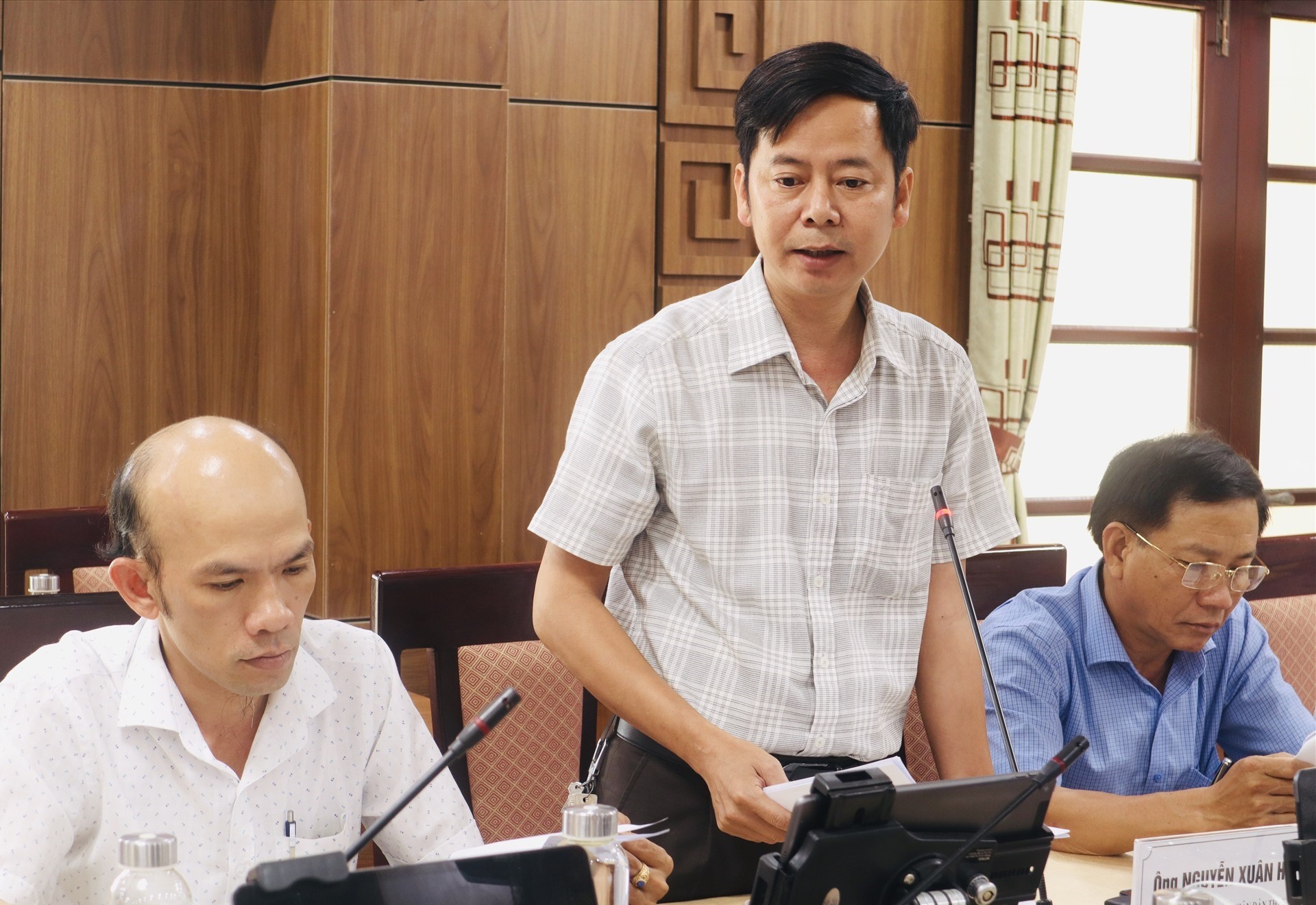 Phó Chủ tịch UBND thị xã Điện Bàn Nguyễn Xuân Hà (người đứng giữa)