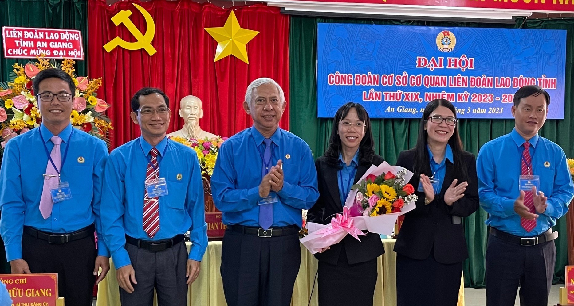 Chủ tịch LĐLĐ tỉnh An Giang Nguyễn Thiện Phú tặng hoa cho Ban chấp hành mới tại buổi ra mắt đại hội. Ảnh: Cẩm Tú