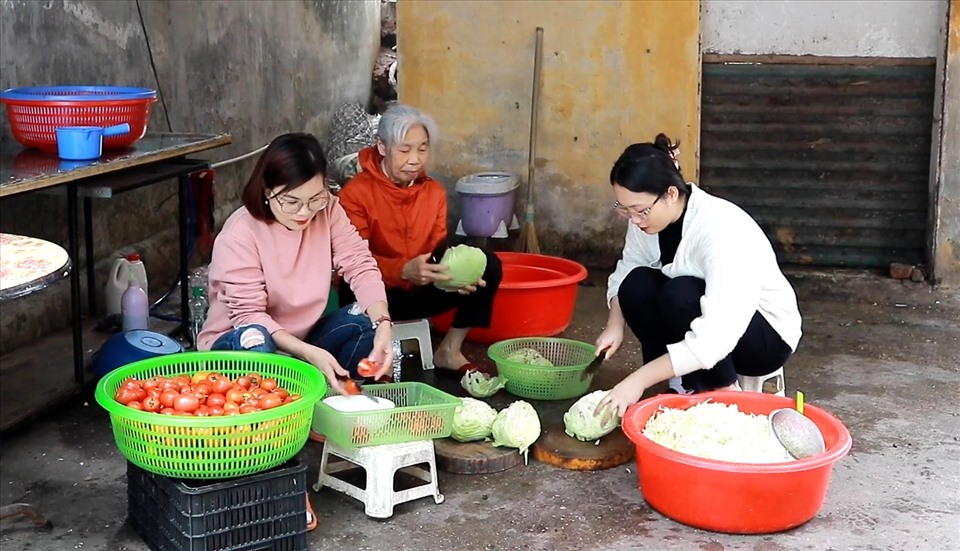 Chị Nguyễn Trà My (áo hồng) cùng các tình nguyện viên chuẩn bị thực phẩm để chế biến những suất cơm cho bệnh nhân ung thư.