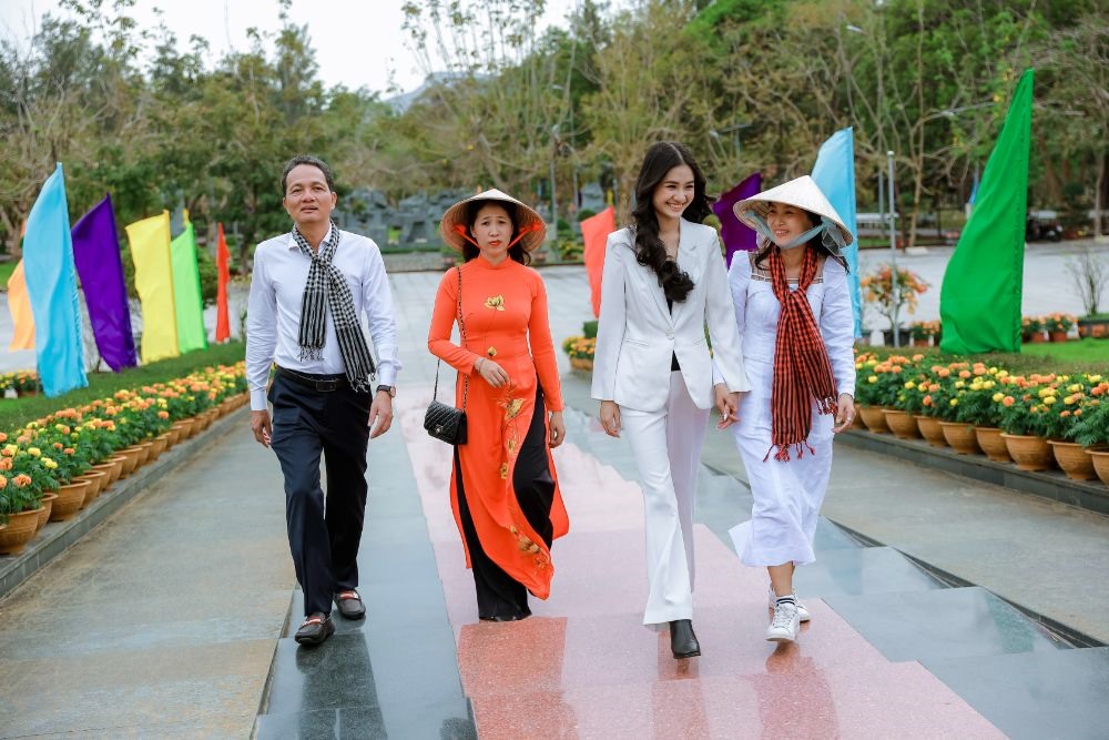 Cô còn được huyện Côn Đảo chọn làm Đại sứ Văn hoá- Du lịch và Môi trường cho Côn Đảo, đóng góp tiếng nói và hành động để bảo vệ môi trường trong chính sách phát triển du lịch biển đảo tại nước nhà.