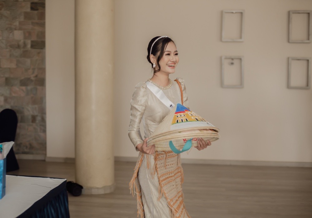 Và cuối cùng, với những ưu thế nổi trội và một tinh thần tích cực khi đến với cuộc thi, vượt qua 64 đối thủ nặng ký đến từ khắp nơi trên thế giới - Hoa hậu Môi trường Việt Nam Nguyễn Thanh Hà đã giành được chiếc vương miện danh giá. Trước đó, cô quảng bá hình ảnh Việt bằng cách tặng nón lá cho các thí sinh.