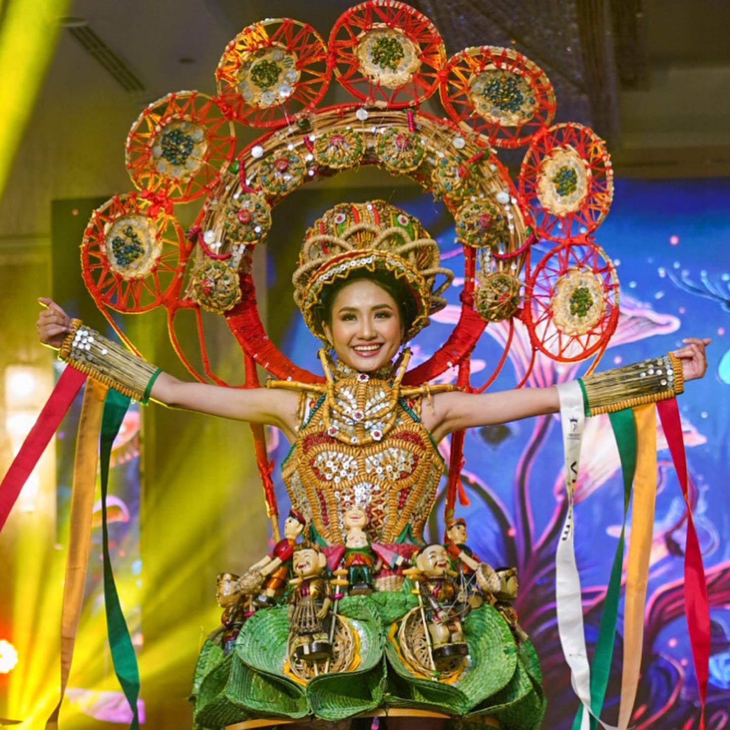 Ở phần thi Trang phục Môi trường, ban giám khảo và giới mộ điệu nhan sắc đã bị chinh phục trước thiết kế tinh sảo và ẩn chứa nhiều thông điệp ý nghĩa về văn hóa và môi trường. Không đơn thuần là một trang phục tái chế, tác phẩm “Hồn Nước” còn mang trong mình đời sống riêng về loại hình nghệ thuật truyền thống của dân tộc.