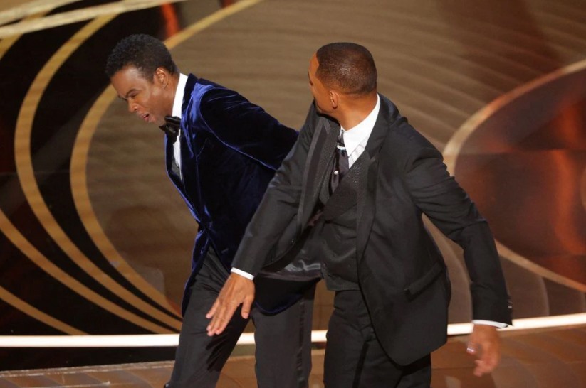 Cú tát đi vào lịch sử giữa Will Smith và Chris Rock tại Oscar 2022. Ảnh: Xinhua