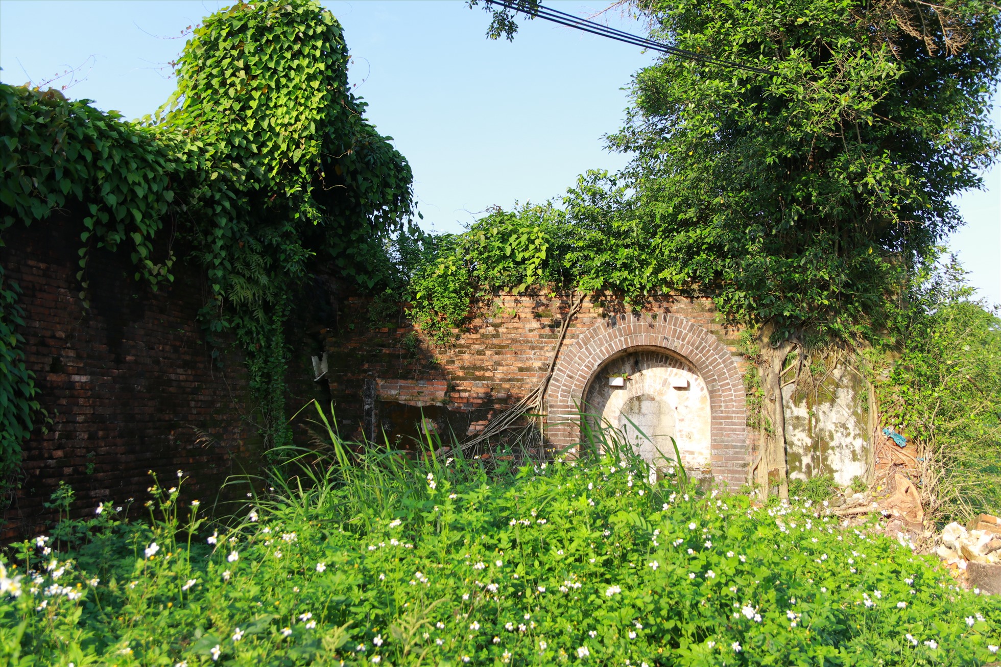 Cổng thứ hai nằm phía tay trái cầu Lương Y. Với hình thù và kích thước giống với cổng thứ nhất, tuy nhiên cổng này đã bị bịt kín bằng gạch táp lô do người dân xây dựng nhà ở mấy chục năm trước.