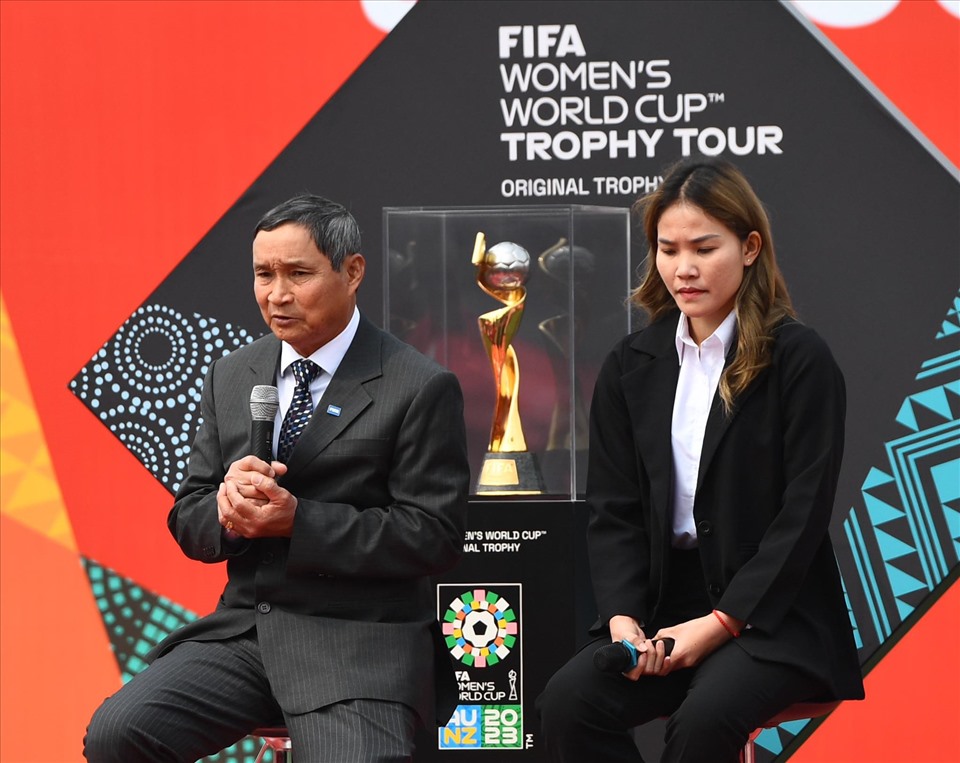 Huấn luyện viên Mai Đức Chung và hậu vệ Chương Thị Kiều bên cạnh chiếc cúp vàng World Cup. Ảnh: Trường Giang